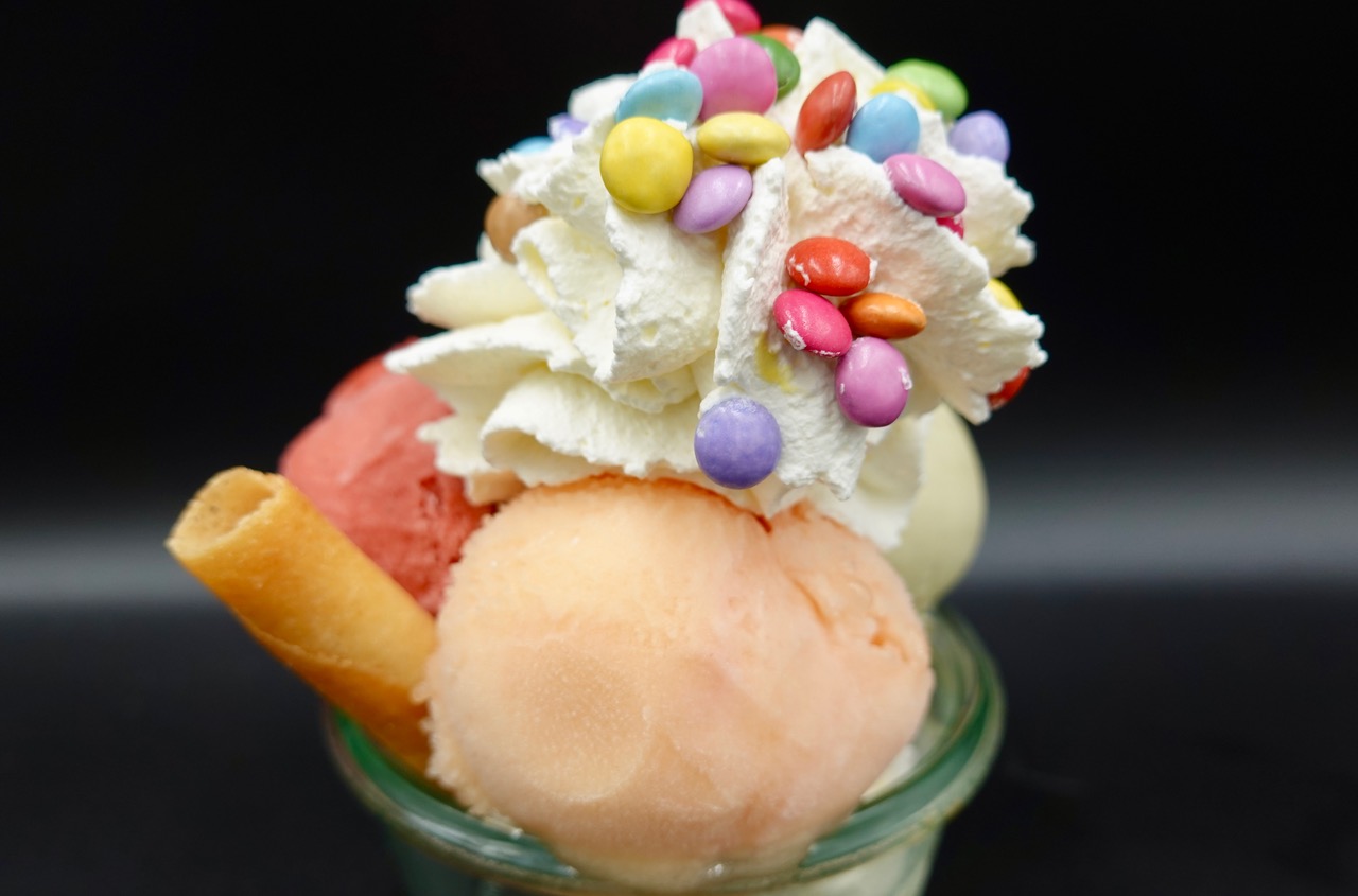 Glace "fantaisie" ( 1 boule vanille - smarties - chantilly)